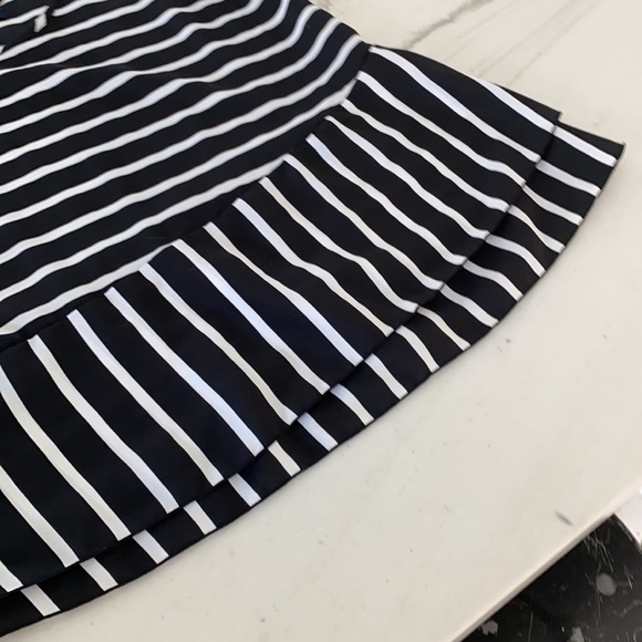 Black and White Gap peplum style top size medium - Picture 3 of 4